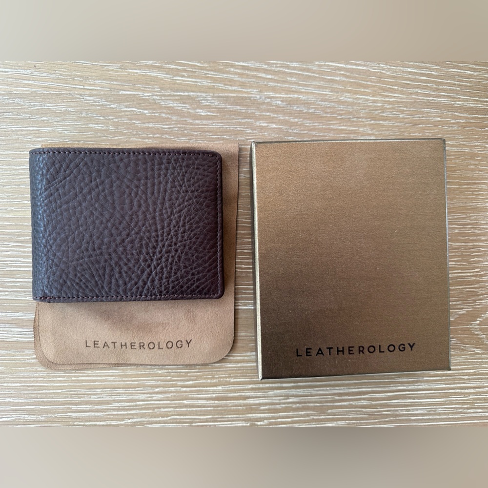 NWT Leatherology men’s bi-fold wallet with flap